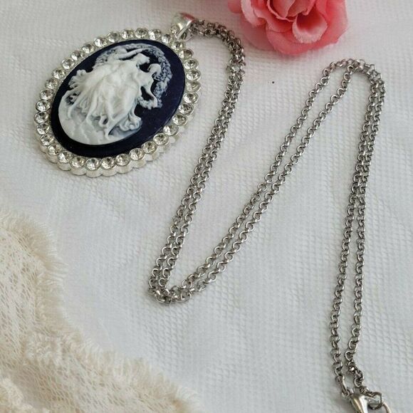Cameo jewelry Victorian muse dancer Three Muses Dancing Ladies Garden Necklace - Picture 4 of 6